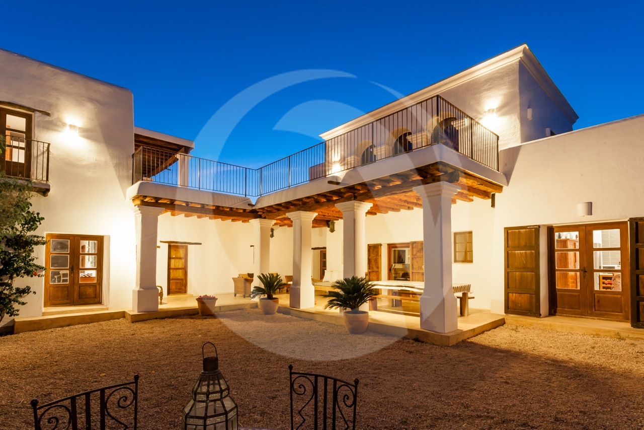 Villa Anthony. 5 bedrooms villa in Ibiza for rent